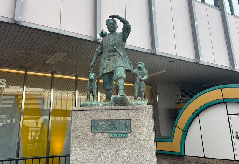 岡山駅と桃太郎像